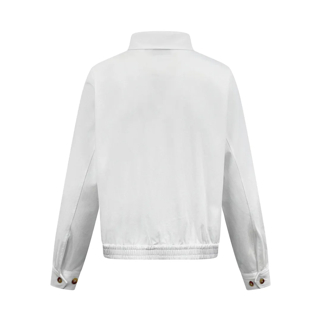 P460 Ralph Lauren embroidered zipper jacket. Customized cloud-velvet white twill cotton. Soft and silky. Comfortable against the skin. Dressed in pure white. Exuding innate elegance. Exquisite indigo pony logo embellished with it. Fully recognizable. Bringing an atmosphere of freedom and vitality. Pure and smart color symphony. Reconstructing classics with neat silhouettes and defining modern relaxation with versatile genes. Process 1: Using imported machine embroidery technology. Use advanced computer control systems and precision mechanical components to achieve iconic pony embroidery operations with high precision and smooth and delicate lines. Process 2: Template machine bag opening. The preset template guides the position, shape and size of the bag opening. The accuracy ensures the quality of the bag opening effect. Process 3: The hem is made in one go using a three-needle waist-drawing machine. The elastic band and fabric are sewn together in the same process using the machine's special needle position and feeding mechanism. The three-needle design is stronger and can evenly distribute pressure. Ensure that the elastic band and the fabric are closely attached. Process 4: The fabrics are washed carefully and have a better hand feel. Not easy to deform, not easy to shrink, not easy to fade, and maintain long-term beauty. Accessories: Customized 1:1 Ralph Lauren engraved buckle Customized 1:1 Ralph Lauren bronze zipper Customized 1:1 Ralph Lauren trademark Version: Fitted version Size: S M L XL